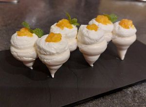 Une photo de Meringues inversées, chantilly et compotée de clémentines