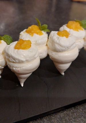 Une photo de Meringues inversées, chantilly et compotée de clémentines