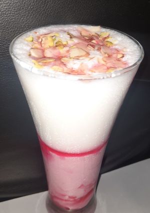 રોઝ ડાલગોના લસ્સી (Rose dalgona lassi recipe in gujarati) રેસીપી મુખ્ય ફોટો