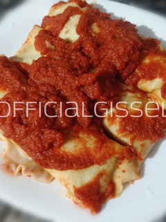 Una foto de Canelones rellenos de calabaza, choclo y zanahoria, con salsa roja