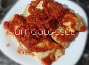 Una foto de Canelones rellenos de calabaza, choclo y zanahoria, con salsa roja