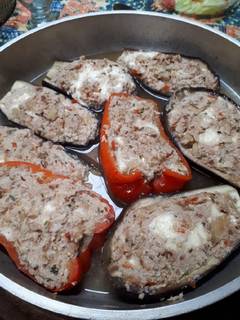 Una foto de Berenjenas y morrón rellenos