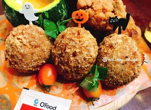 Hình của món Scotch eggs (thịt bọc trứng chiên xù) phiên bản cá hộp & phong cách Halloween.