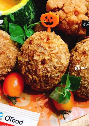 Hình của món Scotch eggs (thịt bọc trứng chiên xù) phiên bản cá hộp & phong cách Halloween.