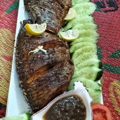 A picture of Fried pomfret fish.