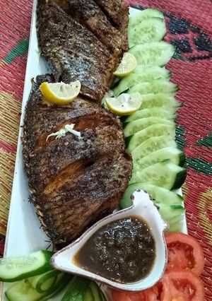 A picture of Fried pomfret fish.