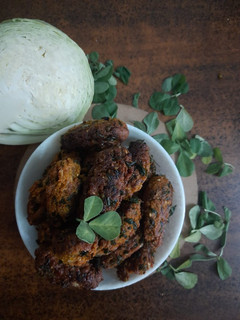 મેથીના મુઠીયા (Methi Muthia Recipe In Gujarati) રેસીપી મુખ્ય ફોટો