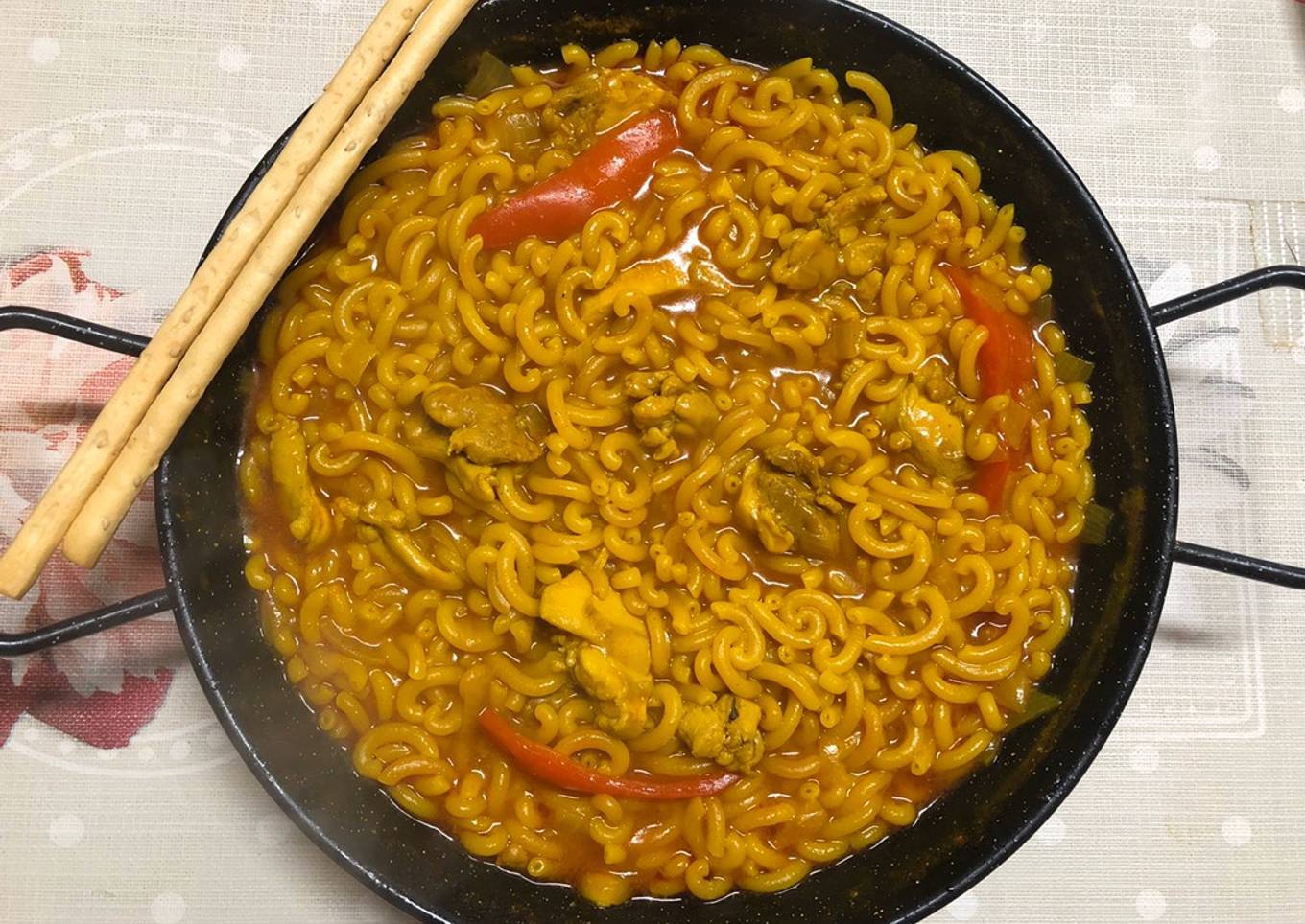 Fideuá caldosa de pollo
