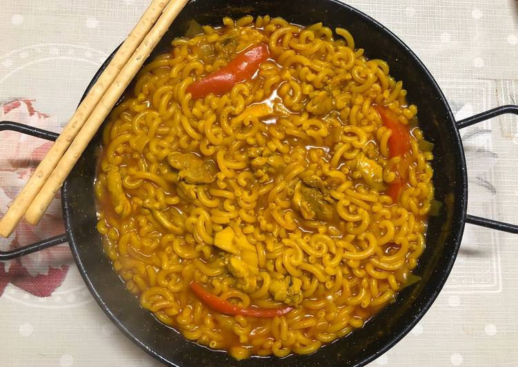 Fideuá caldosa de pollo