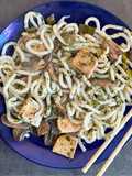 Tallarines udon con tofu y verduras