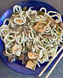 Tallarines udon con tofu y verduras