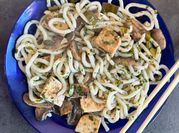 Una foto de fideos con champignones