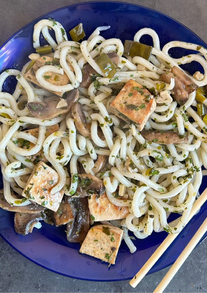Una foto de Tallarines udon con tofu y verduras