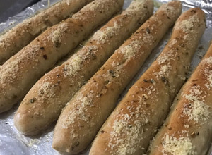Una foto de Palitos de ajo y parmesano 🇮🇹