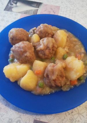 Una foto de Albóndigas a la jardinera