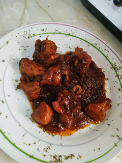 Una foto de Pollo en salsa con ciruelas pasas y aceitunas