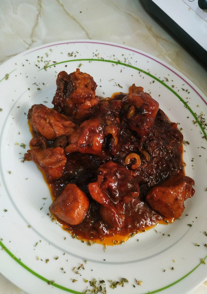 Una foto de Pollo en salsa con ciruelas pasas y aceitunas