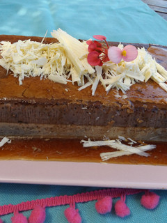 Una foto de Flan de cacao y café con chocolate blanco