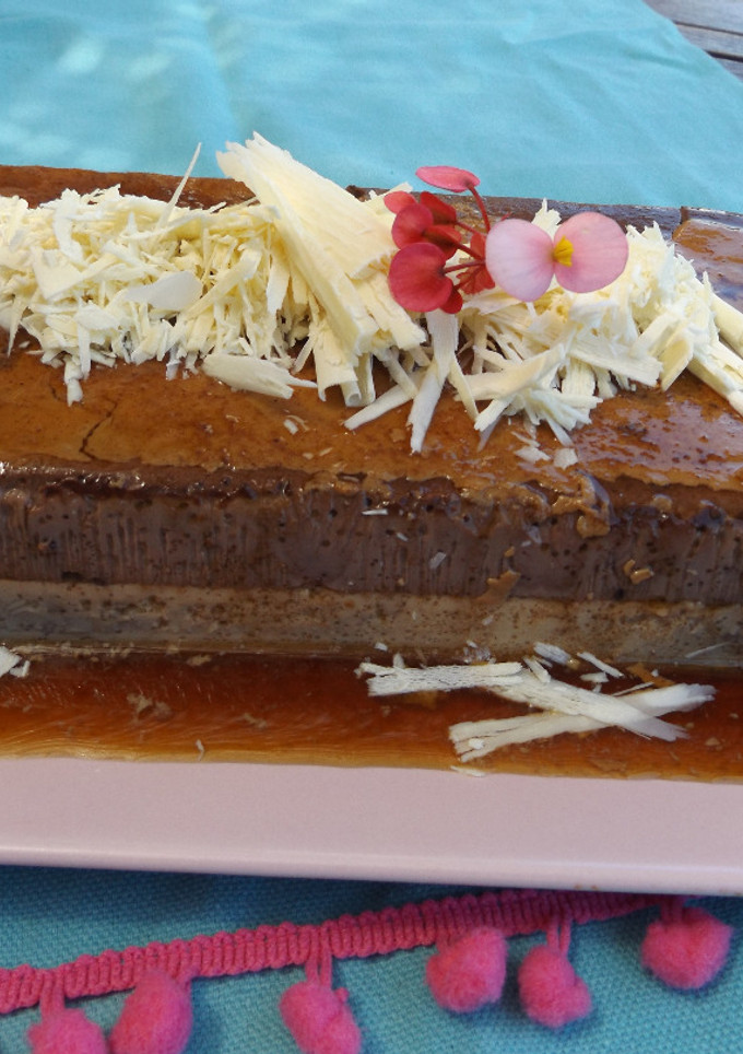 Una foto de Flan de cacao y café con chocolate blanco