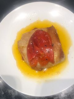 Una foto de Secreto de cerdo ibérico al horno con pimientos del piquillo