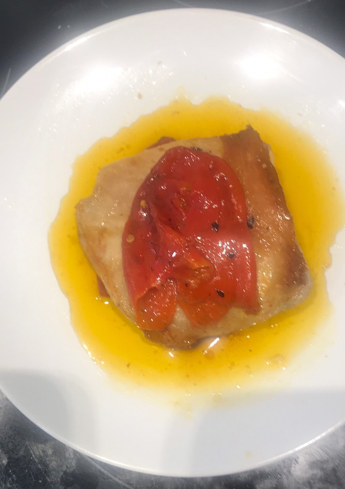 Una foto de Secreto de cerdo ibérico al horno con pimientos del piquillo
