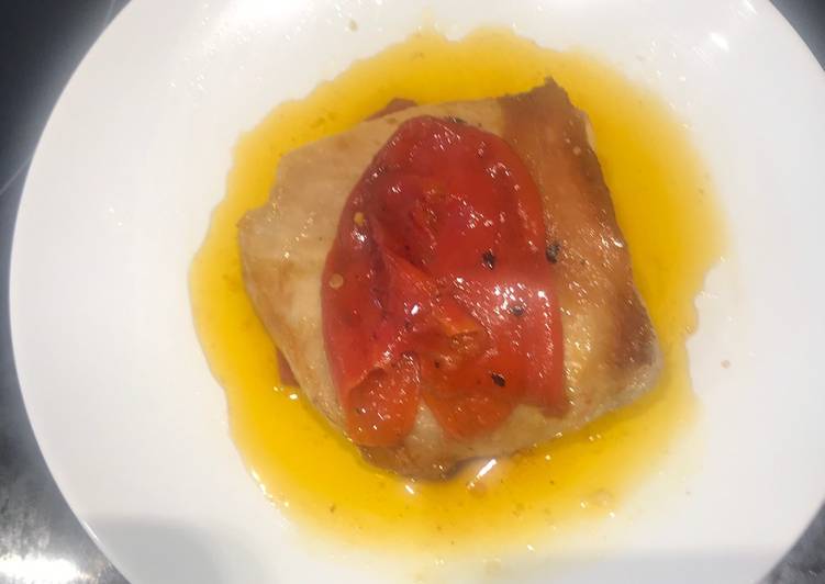 Secreto de cerdo ibérico al horno con pimientos del piquillo