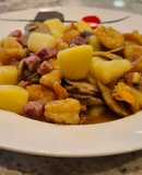 Patatas en salsa con langostinos y champiñones