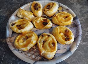 Una foto de Caracolas o rollitos de hojaldre con mermelada y pasas