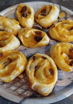 Una foto de Caracolas o rollitos de hojaldre con mermelada y pasas
