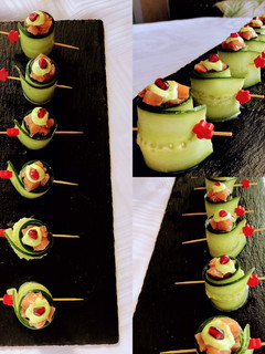Una foto de Rollitos de pepino rellenos de atún y tartar de salmón coronados de mayonesa de aguacate y cilantro