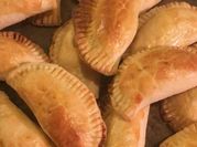Una foto de empanada con nata