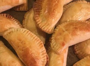 Una foto de Empanadas de atún con tomate y cebolla