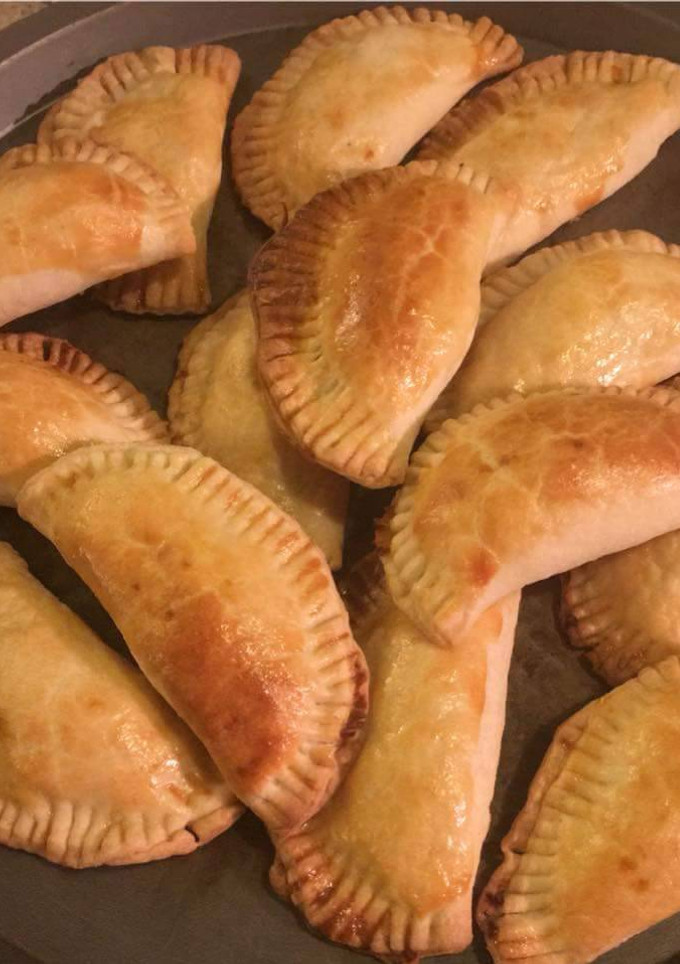 Una foto de Empanadas de atún con tomate y cebolla