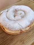 Ensaimada rellena de crema pastelera y azúcar quemada