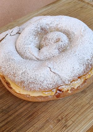 Una foto de Ensaimada rellena de crema pastelera y azúcar quemada
