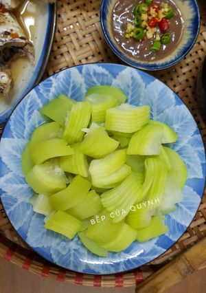 Hình của món Bầu luộc chấm ruốc.
