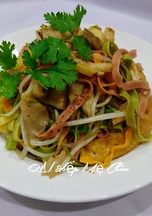Hình của món Mì rau củ xào nấm chay.
