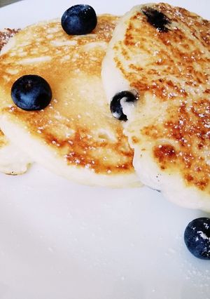 O poză a rețetei Pancakes cu afine și fulgi de cocos.