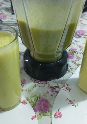 Una foto de Batido de palta, naranja y yogurt 🥑🍊🥛