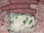 Una foto de salchicha con puré