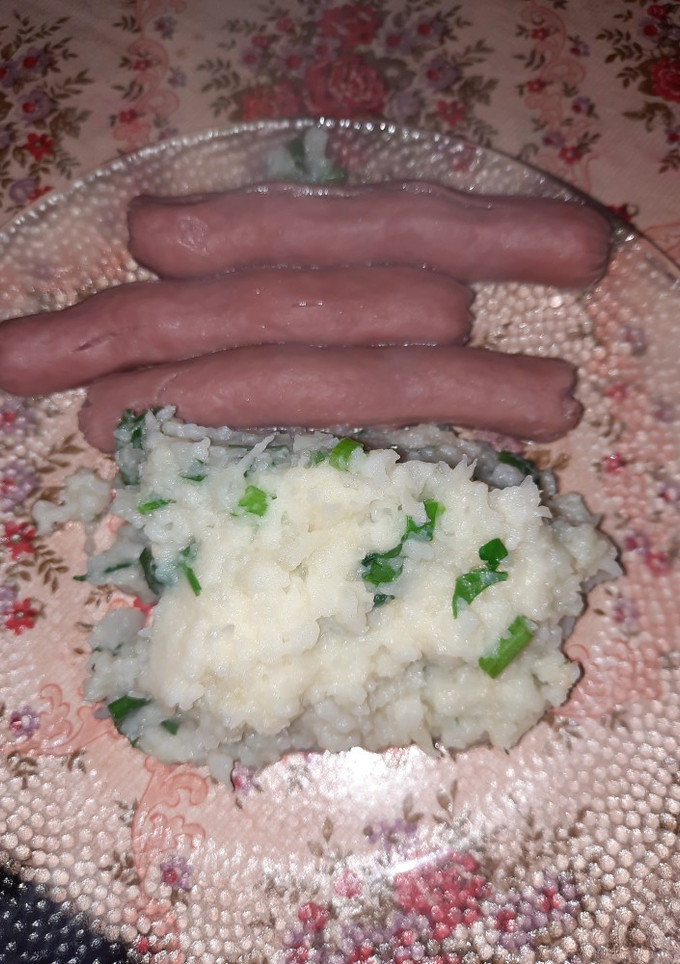 Una foto de Salchichas con puré de coliflor