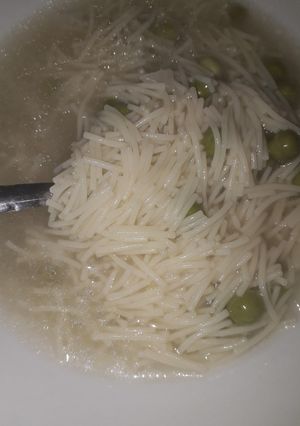 صورة لوصفة شوربة شعيرية مع البازلاء