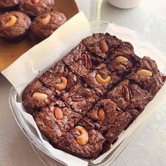 A picture of Fudge Nuts Chocolate Brownie <3.