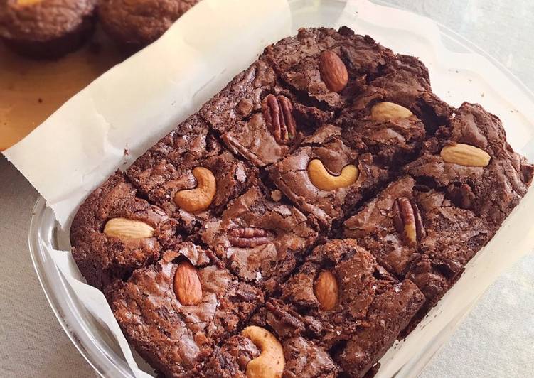 Steps to Prepare Any-night-of-the-week Fudge Nuts Chocolate Brownie &lt;3