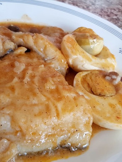Una foto de Bacalao con pasas, piñones y huevo duro