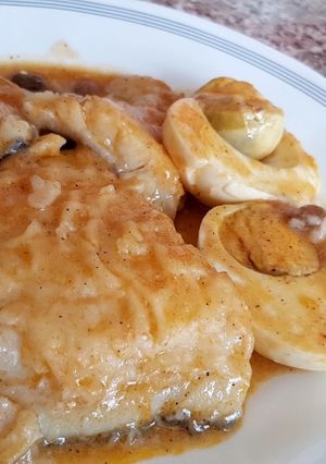 Foto principal de Bacalao con pasas, piñones y huevo duro