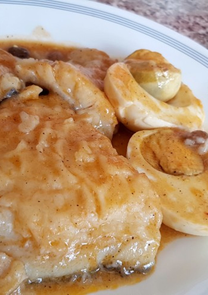 Una foto de Bacalao con pasas, piñones y huevo duro