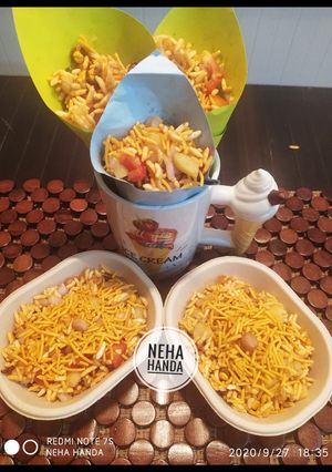 A picture of Bhelpuri (instant without tarmarid chutney and green chutney).