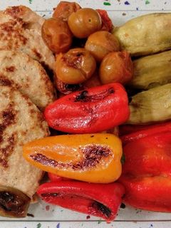 Una foto de Mix de verduras al horno con hamburguesas vegetales y patatas fritas