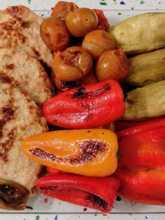 Una foto de Mix de verduras al horno con hamburguesas vegetales y patatas fritas